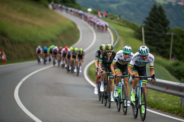 Новые правила UCI в велогонках: как изменится безопасность в пелотоне